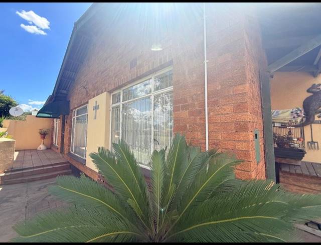 3 BEDROOM HOUSE FOR SALE IN VANDERBIJLPARK CW 4